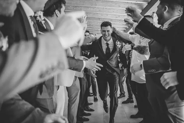 Boda de Célia y Fran en L’Hort de la Vila por Va de Novias. divertidas grupales portada