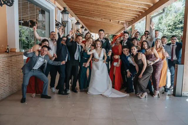 Boda de Célia y Fran en L’Hort de la Vila por Va de Novias. grupales
