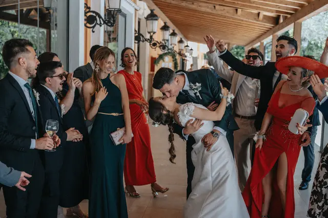 Boda de Célia y Fran en L’Hort de la Vila por Va de Novias. divertidas grupales portada