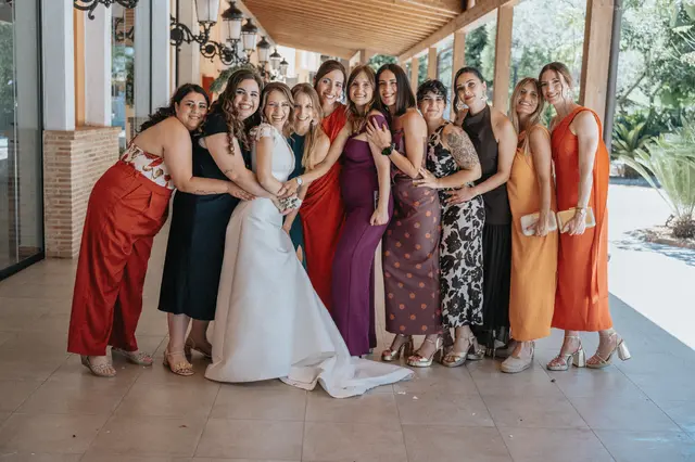 Boda de Célia y Fran en L’Hort de la Vila por Va de Novias. grupales