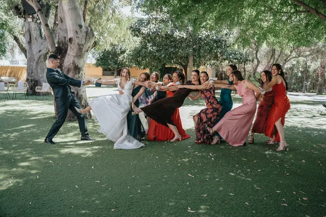 Boda de Célia y Fran en L’Hort de la Vila por Va de Novias. divertidas grupales portada