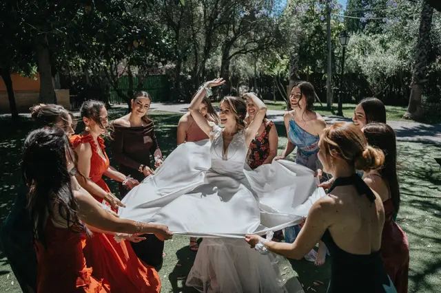 Boda de Célia y Fran en L’Hort de la Vila por Va de Novias. grupales portada