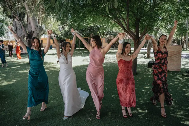 Boda de Célia y Fran en L’Hort de la Vila por Va de Novias. grupales