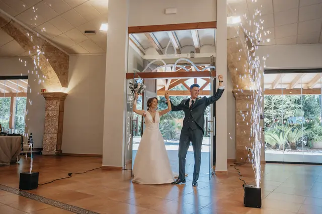 Boda de Célia y Fran en L’Hort de la Vila por Va de Novias. banquete portada