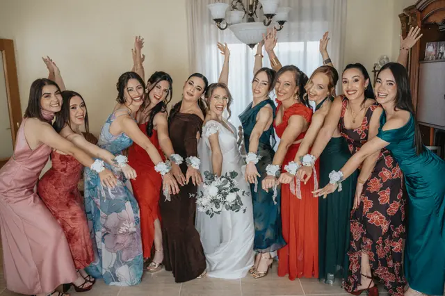 Boda de Célia y Fran en L’Hort de la Vila por Va de Novias. grupales preparativos