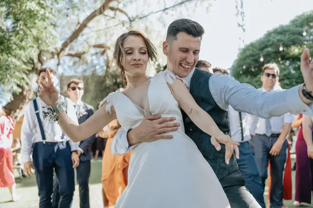 Boda de Célia y Fran en L’Hort de la Vila por Va de Novias. fiesta portada