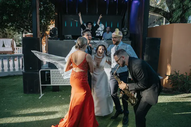 Boda de Célia y Fran en L’Hort de la Vila por Va de Novias. fiesta