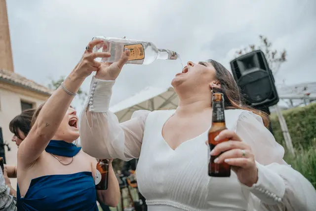 Boda de María y Chema en Masía El Teular, Sueca, una celebración natural y emotiva en Valencia. coctel divertidas