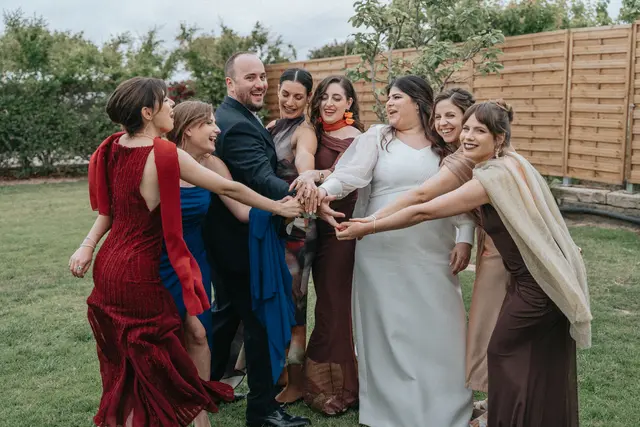 Boda de María y Chema en Masía El Teular, Sueca, una celebración natural y emotiva en Valencia. coctel grupales