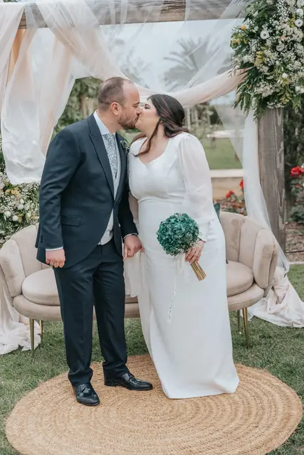 Boda de María y Chema en Masía El Teular, Sueca, una celebración natural y emotiva en Valencia. ceremonia grupales portada sesion pareja
