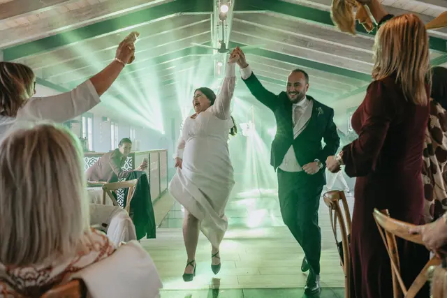 Boda de María y Chema en Masía El Teular, Sueca, una celebración natural y emotiva en Valencia. Salida / Entrada banquete portada