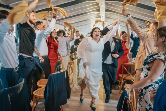 Boda de María y Chema en Masía El Teular, Sueca, una celebración natural y emotiva en Valencia. Salida / Entrada banquete portada