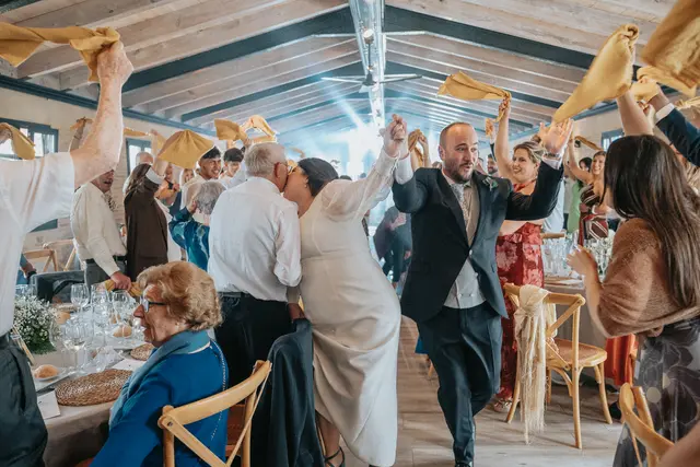 Boda de María y Chema en Masía El Teular, Sueca, una celebración natural y emotiva en Valencia. Salida / Entrada banquete