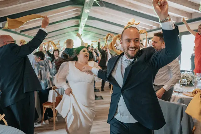 Boda de María y Chema en Masía El Teular, Sueca, una celebración natural y emotiva en Valencia. Salida / Entrada banquete portada
