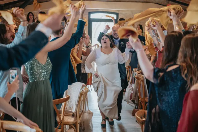 Boda de María y Chema en Masía El Teular, Sueca, una celebración natural y emotiva en Valencia. Salida / Entrada banquete