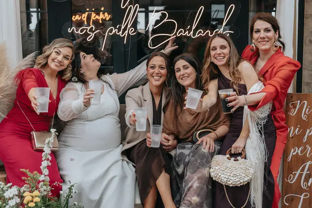 Boda de María y Chema en Masía El Teular, Sueca, una celebración natural y emotiva en Valencia. photocall