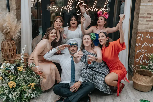 Boda de María y Chema en Masía El Teular, Sueca, una celebración natural y emotiva en Valencia. photocall