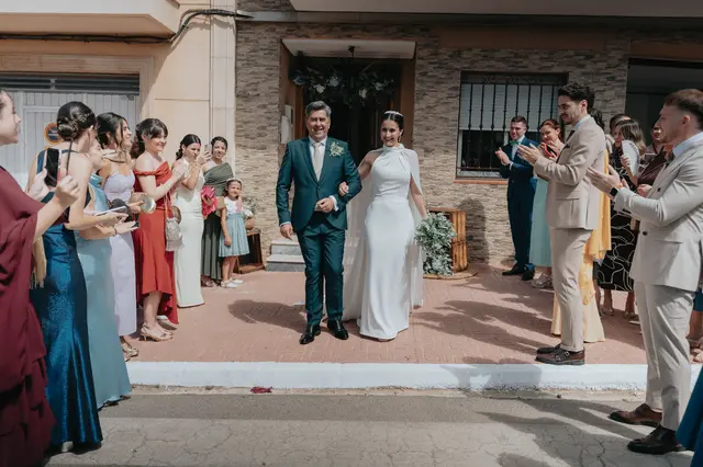 Fotografía de boda de María “Periqueta” y Juanan en Minglanilla por Va de Novias Salida / Entrada portada