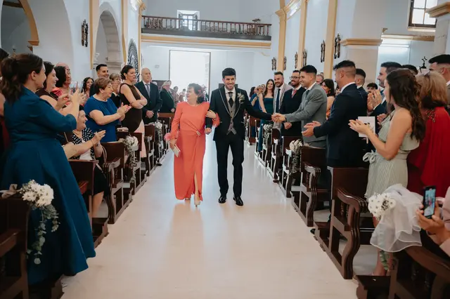 Fotografía de boda de María “Periqueta” y Juanan en Minglanilla por Va de Novias Salida / Entrada