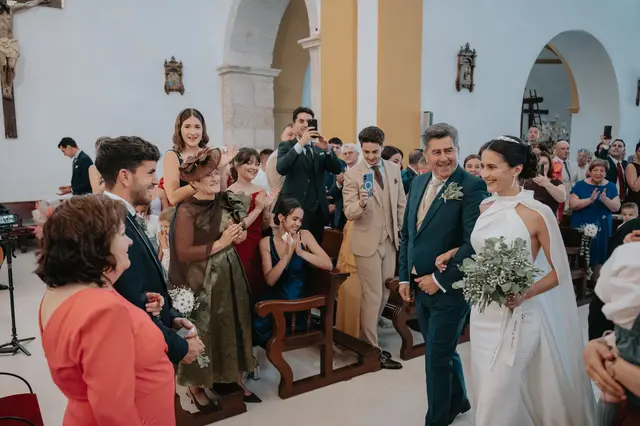 Fotografía de boda de María “Periqueta” y Juanan en Minglanilla por Va de Novias Salida / Entrada