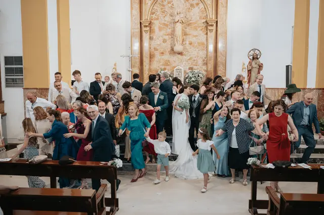 Fotografía de boda de María “Periqueta” y Juanan en Minglanilla por Va de Novias grupales portada