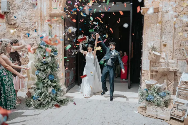 Fotografía de boda de María “Periqueta” y Juanan en Minglanilla por Va de Novias Salida / Entrada portada