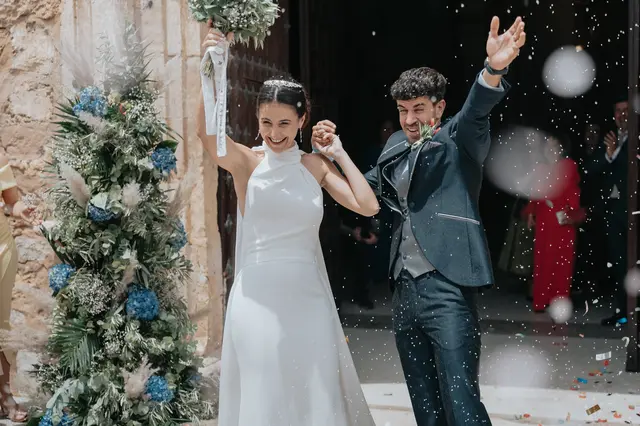 Fotografía de boda de María “Periqueta” y Juanan en Minglanilla por Va de Novias Salida / Entrada