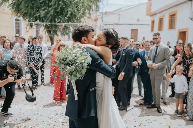 Fotografía de boda de María “Periqueta” y Juanan en Minglanilla por Va de Novias Salida / Entrada