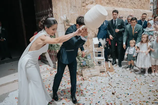 Fotografía de boda de María “Periqueta” y Juanan en Minglanilla por Va de Novias Salida / Entrada