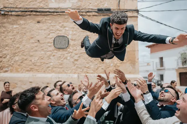 Fotografía de boda de María “Periqueta” y Juanan en Minglanilla por Va de Novias Salida / Entrada