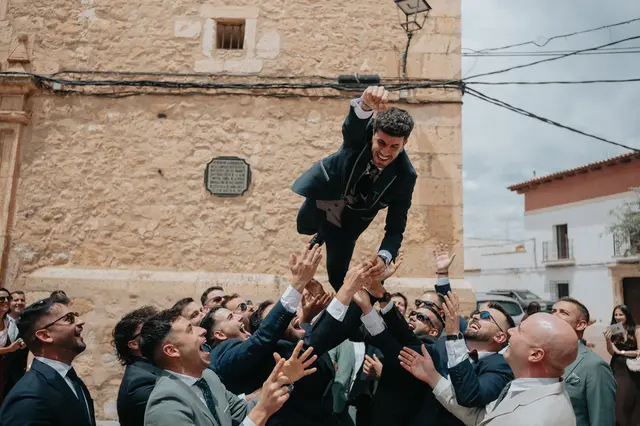 Fotografía de boda de María “Periqueta” y Juanan en Minglanilla por Va de Novias Salida / Entrada portada