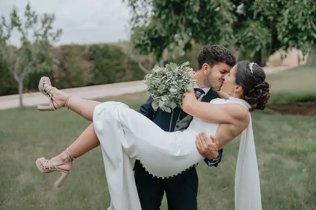 Fotografía de boda de María “Periqueta” y Juanan en Minglanilla por Va de Novias portada sesion pareja
