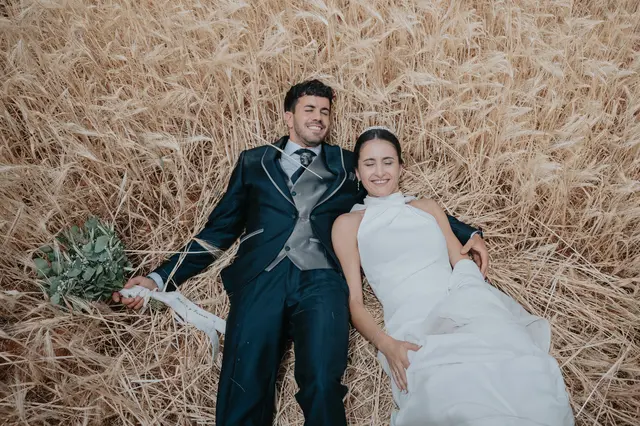 Fotografía de boda de María “Periqueta” y Juanan en Minglanilla por Va de Novias portada sesion pareja