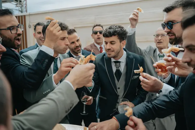 Fotografía de boda de María “Periqueta” y Juanan en Minglanilla por Va de Novias coctel portada