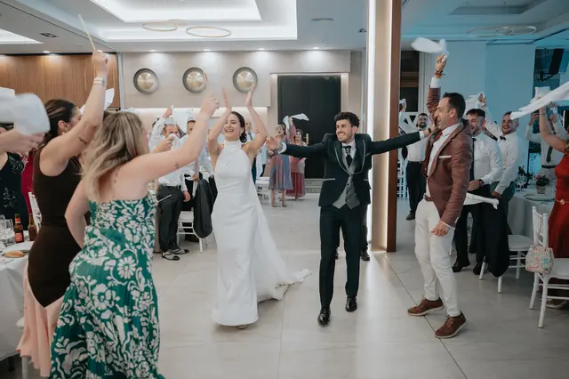 Fotografía de boda de María “Periqueta” y Juanan en Minglanilla por Va de Novias banquete portada