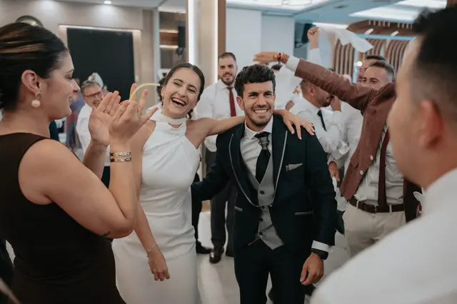 Fotografía de boda de María “Periqueta” y Juanan en Minglanilla por Va de Novias banquete portada