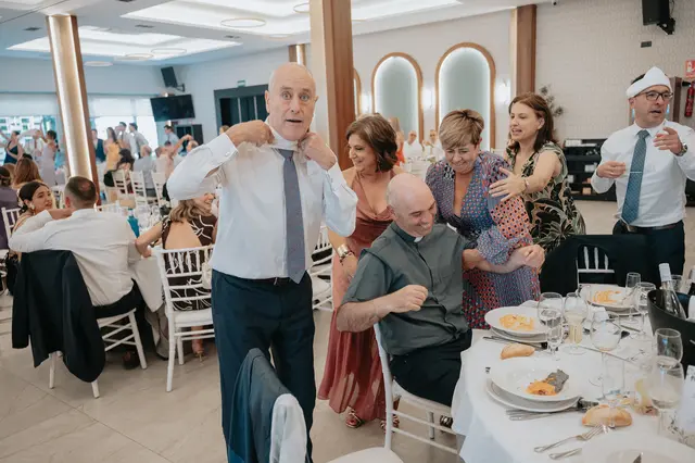 Fotografía de boda de María “Periqueta” y Juanan en Minglanilla por Va de Novias banquete
