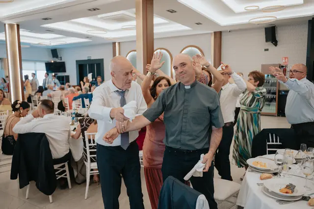 Fotografía de boda de María “Periqueta” y Juanan en Minglanilla por Va de Novias banquete portada