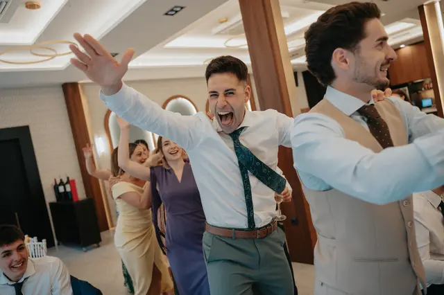 Fotografía de boda de María “Periqueta” y Juanan en Minglanilla por Va de Novias banquete