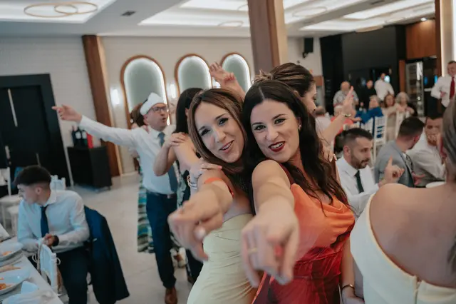 Fotografía de boda de María “Periqueta” y Juanan en Minglanilla por Va de Novias banquete