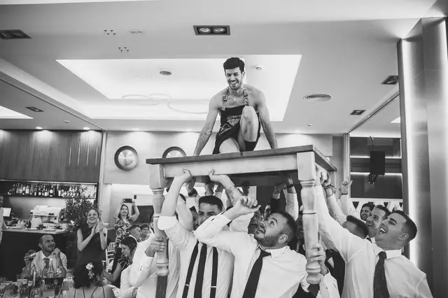 Fotografía de boda de María “Periqueta” y Juanan en Minglanilla por Va de Novias banquete portada