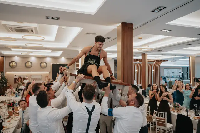 Fotografía de boda de María “Periqueta” y Juanan en Minglanilla por Va de Novias banquete