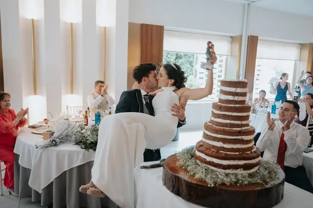Fotografía de boda de María “Periqueta” y Juanan en Minglanilla por Va de Novias banquete portada