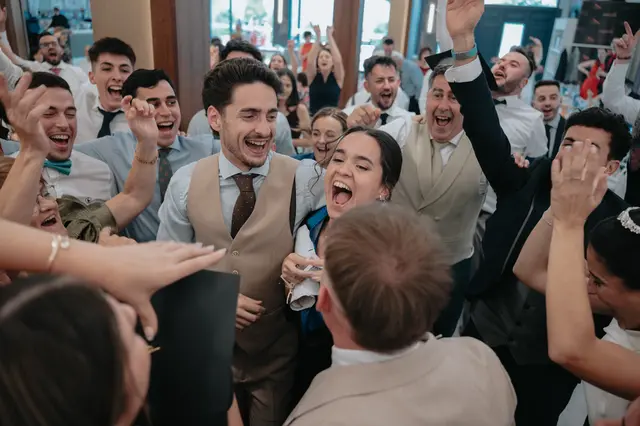 Fotografía de boda de María “Periqueta” y Juanan en Minglanilla por Va de Novias banquete