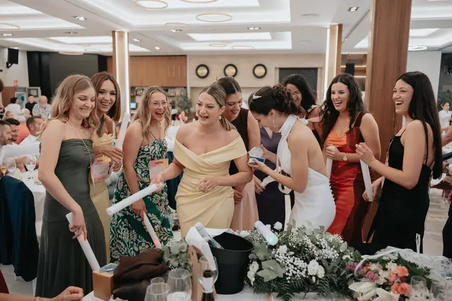 Fotografía de boda de María “Periqueta” y Juanan en Minglanilla por Va de Novias banquete