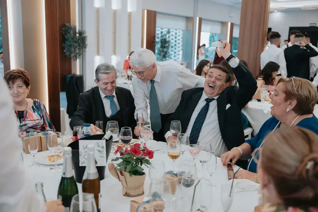 Fotografía de boda de María “Periqueta” y Juanan en Minglanilla por Va de Novias banquete