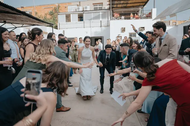Fotografía de boda de María “Periqueta” y Juanan en Minglanilla por Va de Novias fiesta portada