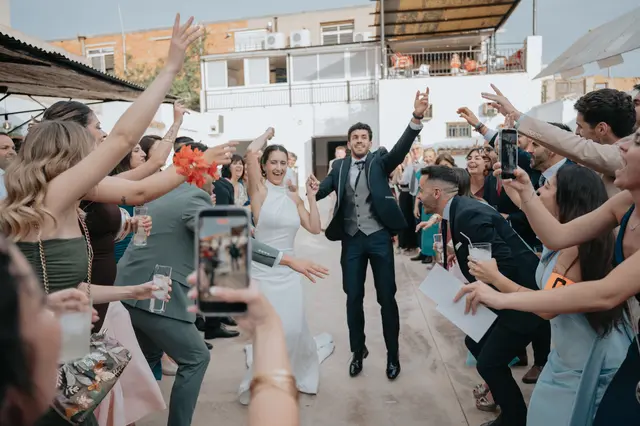 Fotografía de boda de María “Periqueta” y Juanan en Minglanilla por Va de Novias fiesta portada