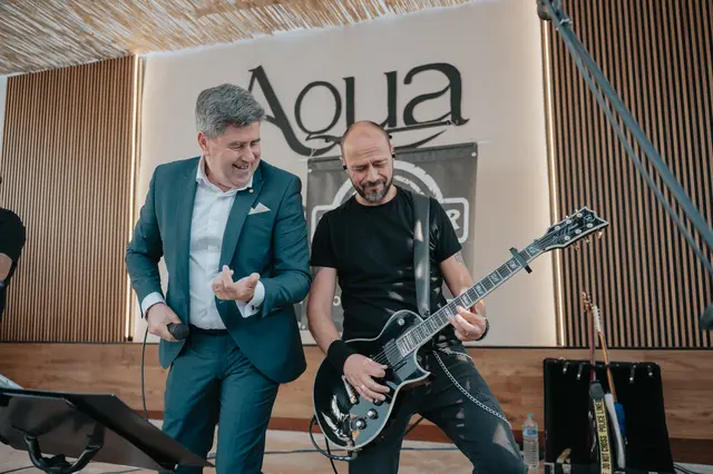 Fotografía de boda de María “Periqueta” y Juanan en Minglanilla por Va de Novias fiesta portada