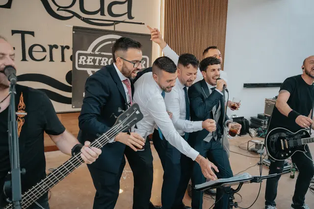 Fotografía de boda de María “Periqueta” y Juanan en Minglanilla por Va de Novias fiesta portada